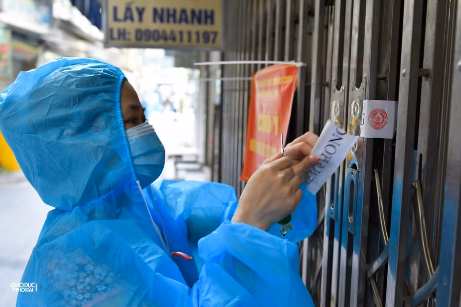 Người dân gỡ bỏ niêm phong để mở cửa vào nhà.