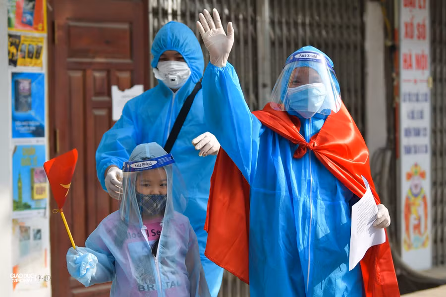 Nhiều gia đình vui mừng đã cầm theo Quốc kỳ khi xuống xe.