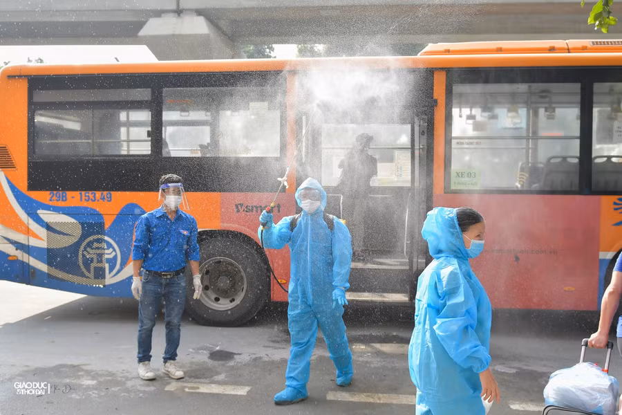 Hà Nội: Người dân Thanh Xuân Trung bóc niêm phong, mở cửa về nhà ảnh 2