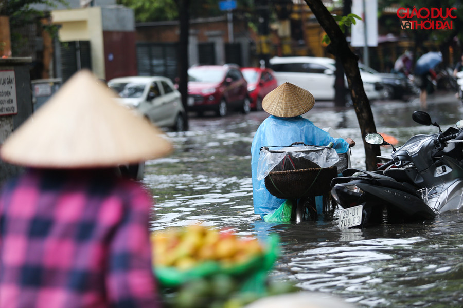 Tại rất nhiều nơi khác ở Hà Nội, do mưa lớn nên ngập úng cục bộ đã xuất hiện trên nhiều tuyến phố