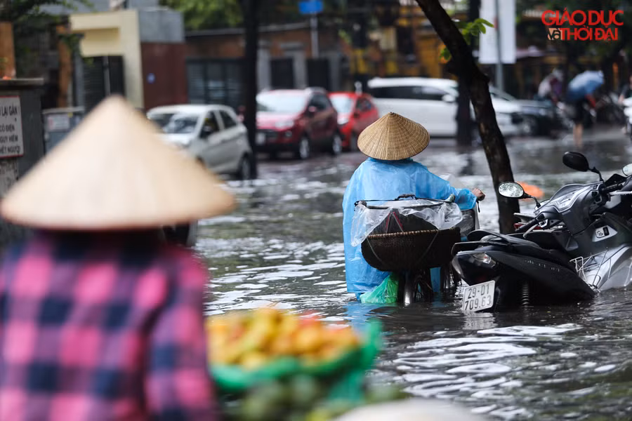 Tại rất nhiều nơi khác ở Hà Nội, do mưa lớn nên ngập úng cục bộ đã xuất hiện trên nhiều tuyến phố