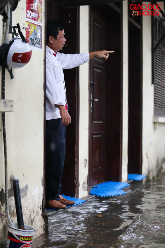 Nhiều người dân phải tìm điểm cao để đứng sau khi mưa có 30 phút