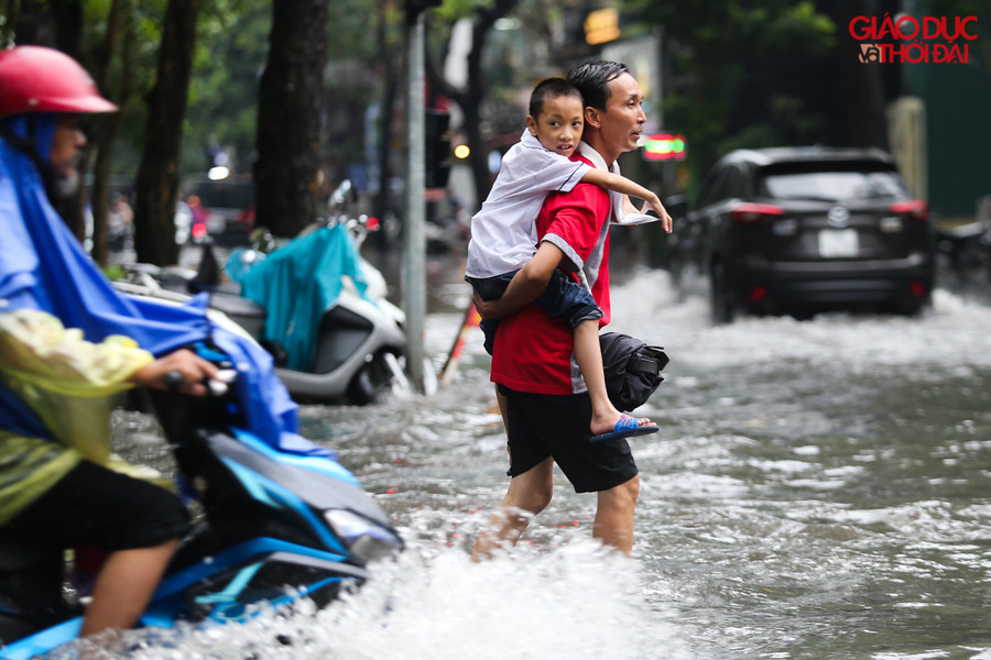 Cha cõng con qua khu vực nước sâu tại Lý Thường Kiệt- Phan Bội Châu