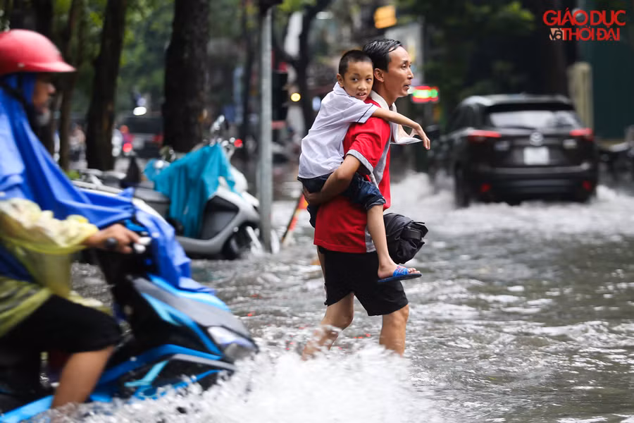 Cha cõng con qua khu vực nước sâu tại Lý Thường Kiệt- Phan Bội Châu