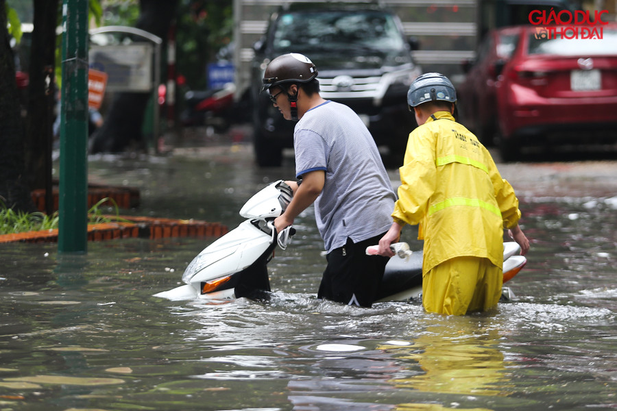 Nhiều phương tiện chết máy khi đi qua những nơi nước sâu