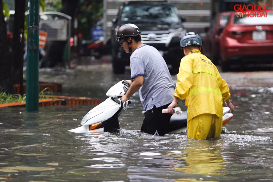 Nhiều phương tiện chết máy khi đi qua những nơi nước sâu