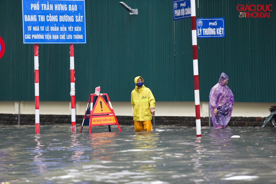 Tại ngã tư Lý Thường Kiệt- Phan Bội Châu chỉ sau 30 phút mưa ngập sâu khoảng 50-60cm