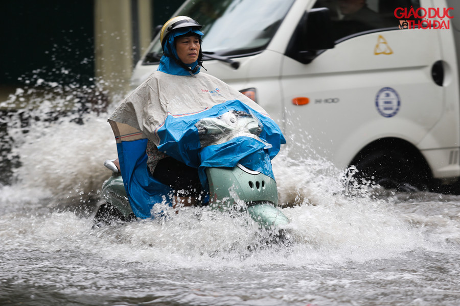 Nước ngập hết bánh xe gây khó khăn cho các phương tiện di chuyển