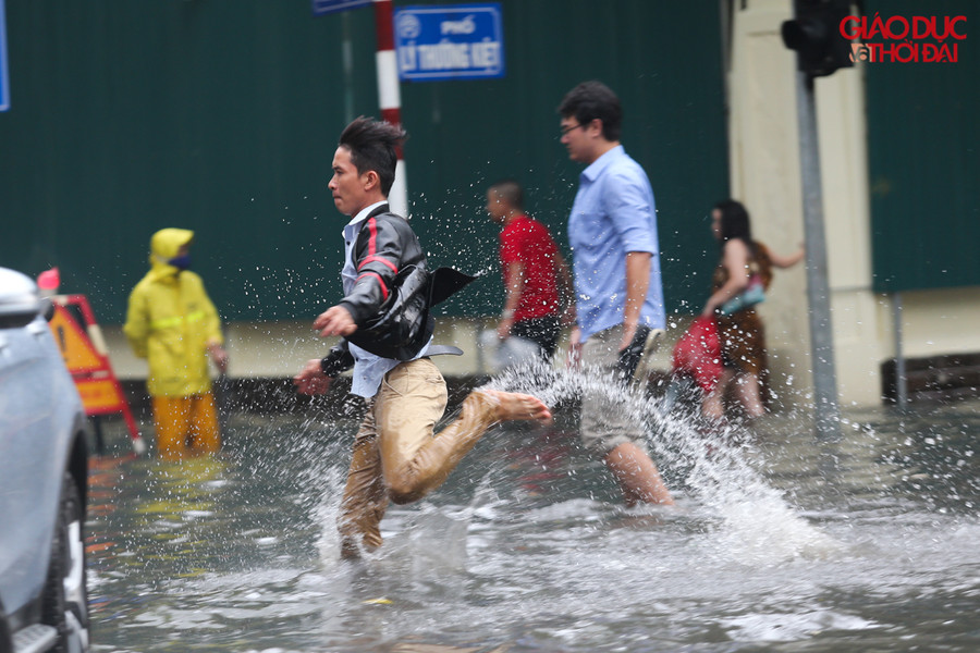 Mưa lớn khiến mọi người ai cũng vội vàng hơn để di chuyển qua những điểm ngập