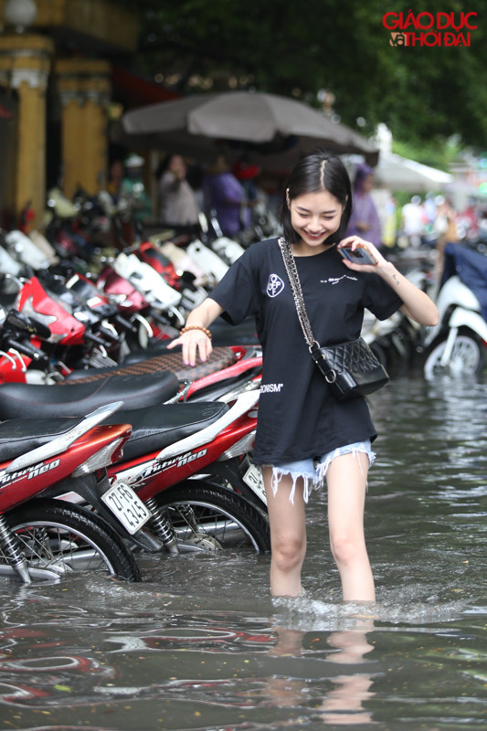 Nhiều bạn trẻ phải để xe lại và đi bộ về nhà