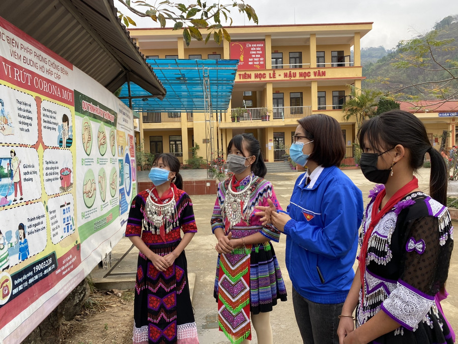 Học sinh Trường THCS Lang Thíp, huyện Văn Yên tìm hiểu về cách thức phòng chống dịch Covid-19.