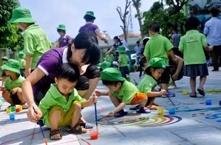 Cô, trò cùng tham gia các hoạt động hướng về môi trường biển, hải đảo