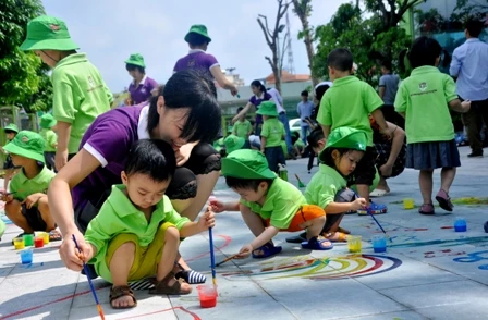 Cô, trò cùng tham gia các hoạt động hướng về môi trường biển, hải đảo