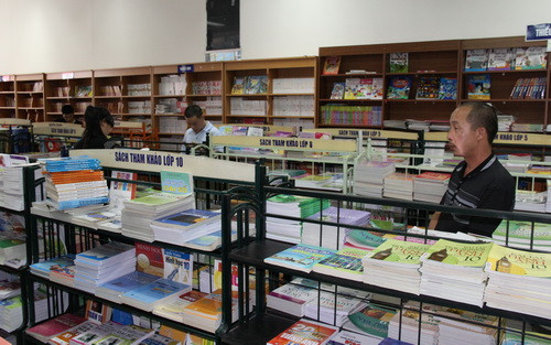 Sức mua SGK tại Trung tâm Sách Tràng Tiền giảm nhiều so với cùng kỳ năm 2013. Ảnh chụp lúc 17h30" ngày 20/8/2014