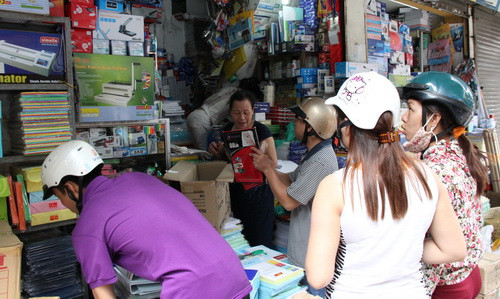 Cha mẹ chọn đồ dùng học tập cho con tại một cửa hàng trên phố Lương Văn Can (Hà Nội). Ảnh chụp lúc 17h ngày 20/8/2014