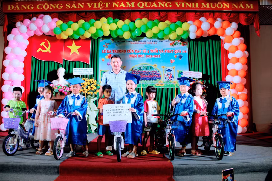 Đại diện Hội cha mẹ và các anh chị khối lớp lá trao tặng xe đạp và đồ chơi cho các bé khối lớp Chồi.