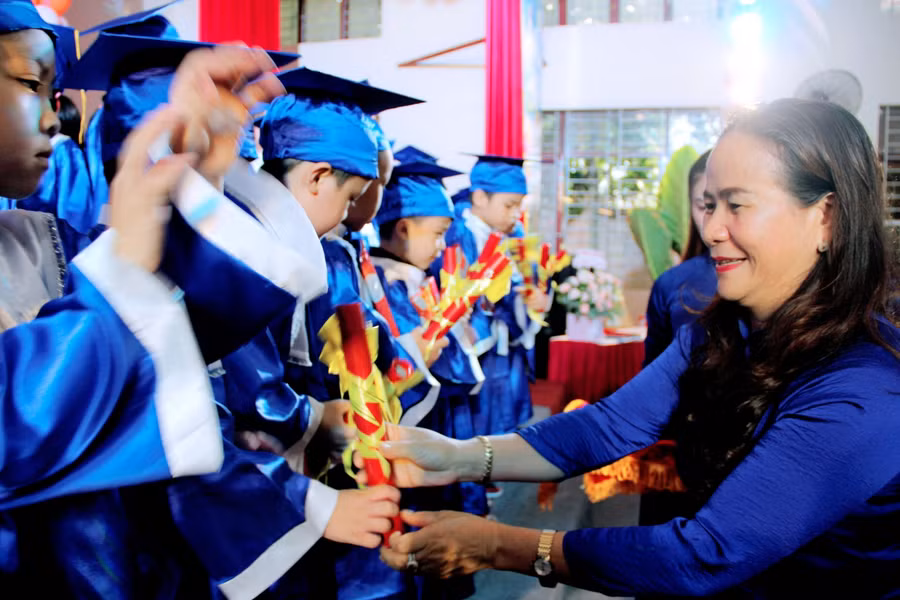 Cô Nguyễn Thị Yến - Hiệu trưởng Nhà trường trao Giấy chứng nhận hoàn thành chương trình mầm non 5 tuổi cho các bé.