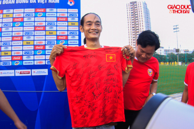 Sau khi nhận tác phẩm, thầy Park có màn "đáp lễ". Ông thầy người Hàn Quốc nhờ cộng sự của mình lấy chiếc áo tuyển Việt Nam có đủ chữ ký các cầu thủ tặng anh Hoàng.