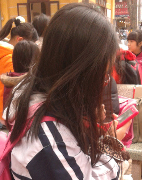 Cần cân nhắc trước khi cho trẻ sử dụng điện thoại. Ảnh minh họa Cần cân nhắc trước khi cho trẻ sử dụng điện thoại. Ảnh minh họa