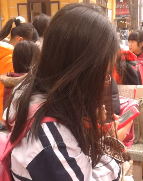 Cần cân nhắc trước khi cho trẻ sử dụng điện thoại. Ảnh minh họa Cần cân nhắc trước khi cho trẻ sử dụng điện thoại. Ảnh minh họa