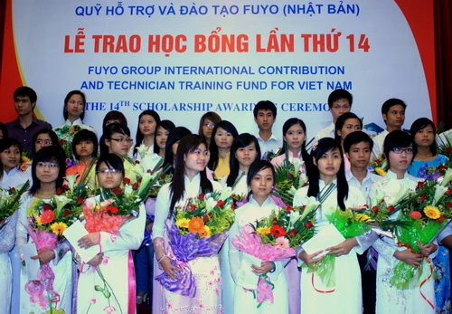 Quỹ FUYO-Nhật Bản trao học bổng cho 80 SV nghèo học giỏi