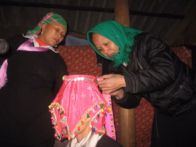 Sửa lại khăn cho cô dâu 