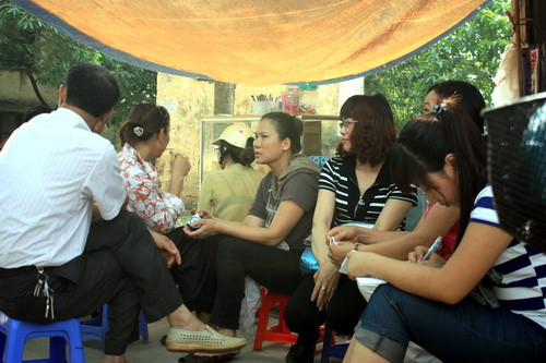 Không phải phụ huynh nào cũng có chỗ ngồi ở quán cóc có mái che. Ảnh, gdtd.vn