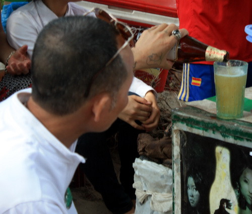 Các anh ngồi uống bia. Ảnh, gdtd.vn