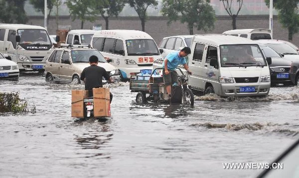 Đường phố Trung Quốc và Philipines tê liệt vì mưa lụt