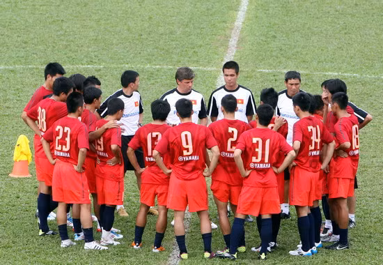 HLV Falko Gotz có buổi tập đầu tiên cùng các học trò ảnh 5 HLV Falko Goetz dặn dò các học trò trước khi buổi tập kết thúc