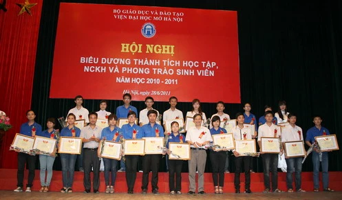 Viện ĐH Mở Hà Nội tôn vinh SV trong học tập, NCKH