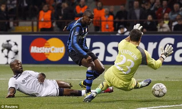 Samuel Eto"o để ngỏ khả năng chuyển tới Premier League