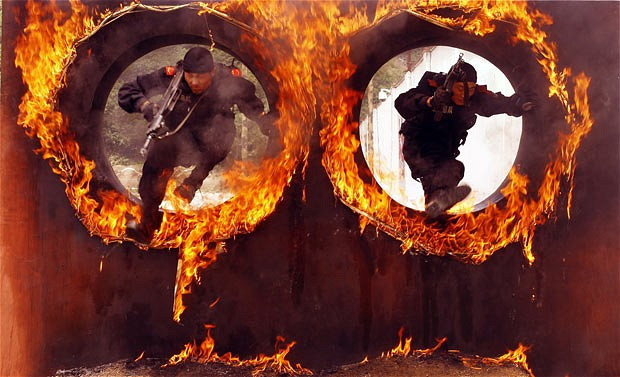 Những hình ảnh ấn tượng trong tuần ảnh 4 Soldiers of Shanghai People’s Armed Police Corps participate in a anti-terrorism drill