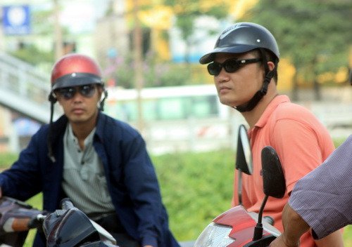 Nhiều phụ huynh tỏ ra sốt ruột đợi trống thu bài. Ảnh, gdtd.vn