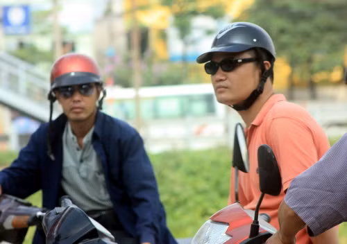 Nhiều phụ huynh tỏ ra sốt ruột đợi trống thu bài. Ảnh, gdtd.vn