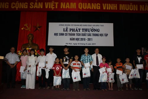 Công đoàn cơ quan Bộ GD&amp;ĐT phát thưởng năm học 2010 – 2011