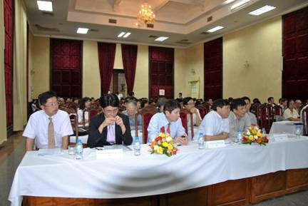 Các giáo sư đến từ ĐH Hoa Kỳ tham gia buổi lễ bảo vệ tốt nghiệp của sinh viên chương trình tiên tiến Khoa Hóa học, Trường ĐH Khoa học Tự nhiên, ĐH Quốc gia Hà Nội