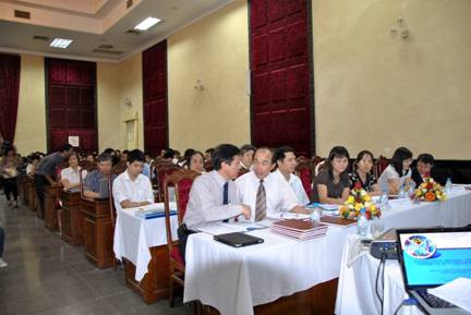 PGS.TSKH Lưu Văn Bôi (ngồi thứ 2, hàng đầu) trong buổi bảo vệ tốt nghiệp của lứa sinh viên chương trình tiên tiến đầu tiên ngành hóa học