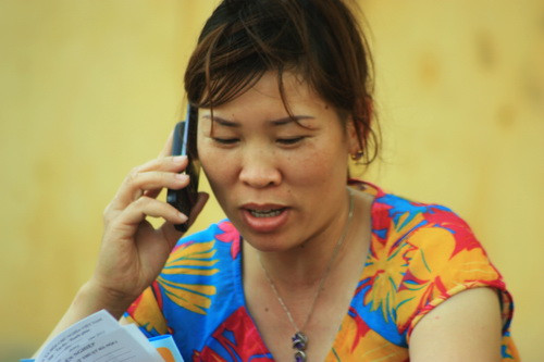 Các chị "buôn" chuyện qua điện thoại. Ảnh, gdtd.vn