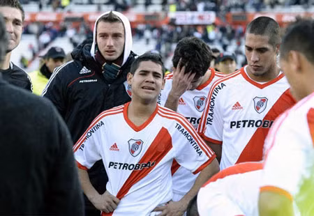 Nước mắt của các cầu thủ River Plate ngay sau khi trận đấu kết thúc