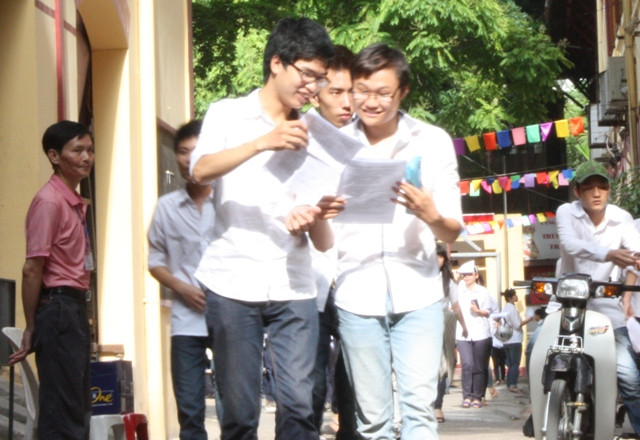 Thí sinh Hà Nội phấn khởi sau phần thi môn Toán. Ảnh: gdtd.vn