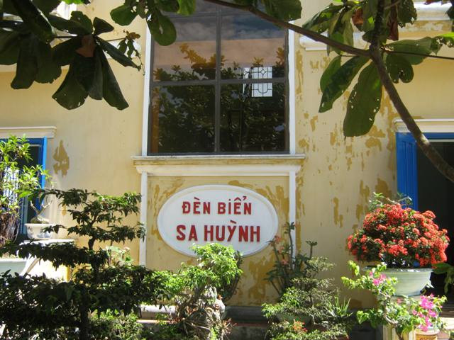 Để đèn biển sáng mãi trên vùng biển Sa Huỳnh ảnh 2 Một góc khuôn viên đèn biển Sa Huỳnh.