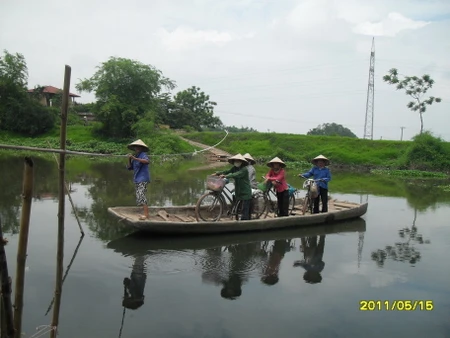 Đò đu trên dòng Nhuệ Giang