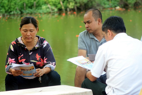 Nhiều người đọc báo giết thời gian. Ảnh, gdtd.vn