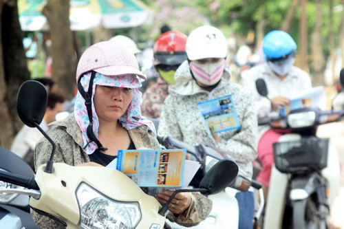 Các bà, các chị khác thì bịt kín với áo chống năng và khẩu trang. Ảnh, gdtd.vn