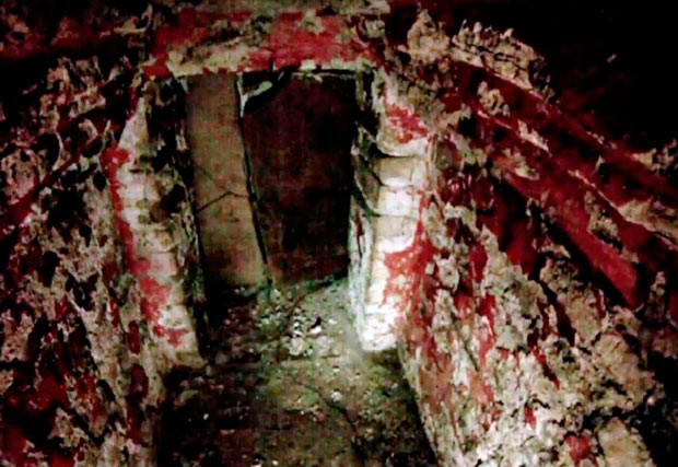 Những hình ảnh ấn tượng trong tuần ảnh 8 The inside of a tomb of a Mayan ruler, sealed for 1,500 years, is seen in southern Mexico, in this handout photograph released by Mexico’s National Institute of Anthropology and History (INAH). A tiny remote-controlled camera was used to peer inside the tomb, revealing red frescoes, pottery and pieces of a funerary shroud made of jade and mother of pearl. The tomb was discovered in 1999 inside a pyramid among the ruins of the Mayan city of Palenque in the hills of the southern Mexican state of Chiapas. But until now archeologists had not been able to access the vault, believed to hold the remains of a Mayan ruler who lived between AD 431 and 550.