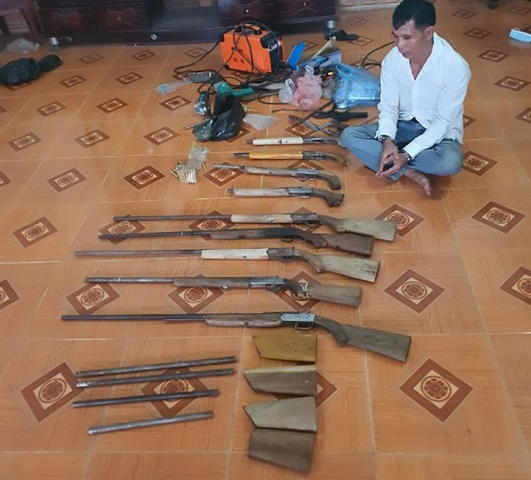 Đối tượng Bùi Văn Miên cùng tang vật của vụ án. Đối tượng Bùi Văn Miên cùng tang vật của vụ án.