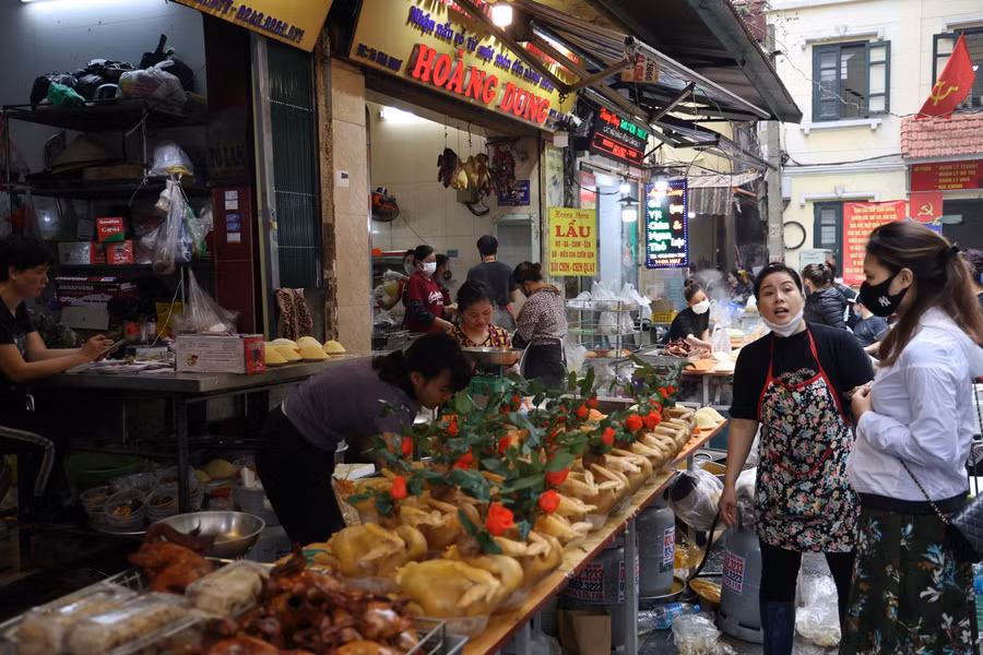 Ngày Tết, mặt hàng bán chạy nhất là gà lễ. Mỗi cửa hàng bán ra khoảng vài trăm con gà trống, thậm chí khách còn phải tranh nhau để chọn gà đẹp.