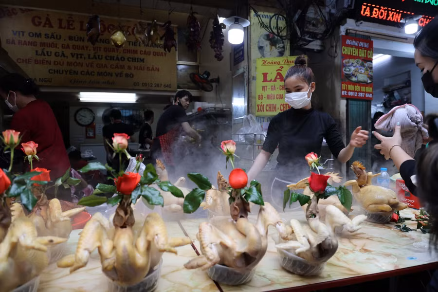 Ngày 29 Tết, giá "gà ngậm hoa hồng" dao động từ 700.000 - 1 triệu đồng/con.