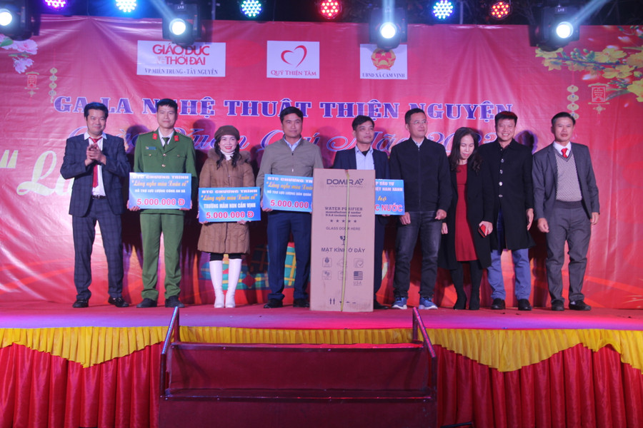 BTC trao tặng lực lượng an ninh, quân sự, trường Mầm non xã Cẩm Vịnh mỗi đơn vị 5 triệu đồng; tặng 1 máy lọc nước cho trạm y tế xã Cẩm Vịnh.